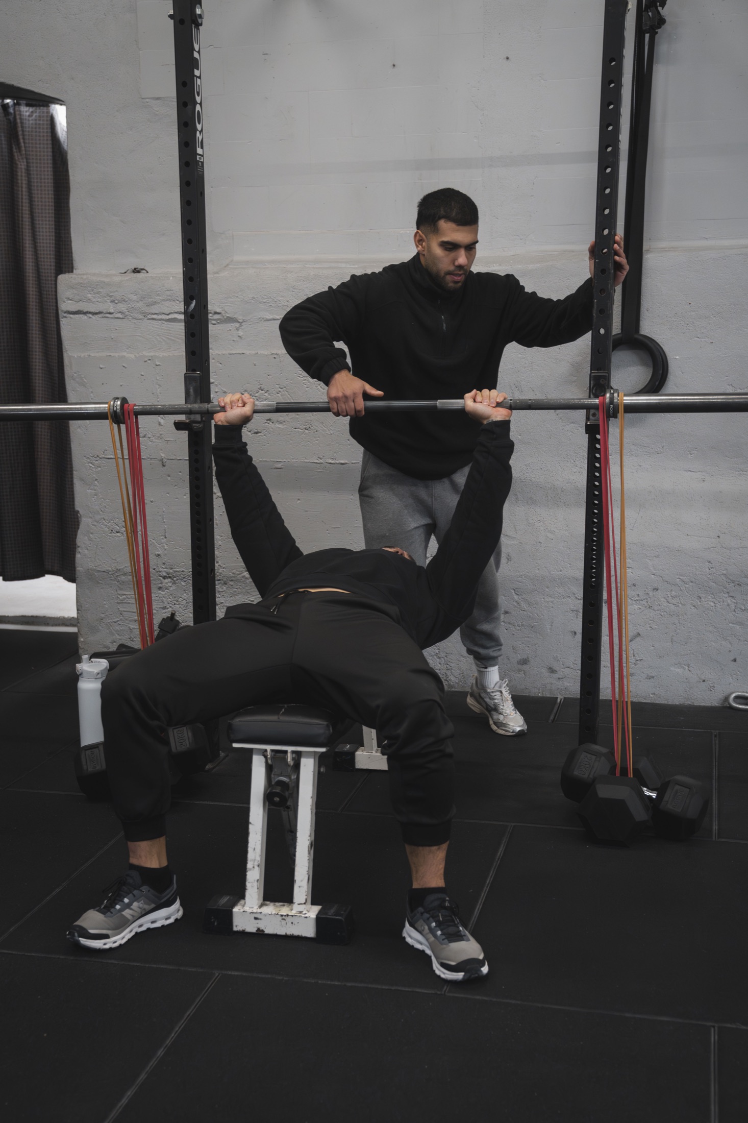 Johny Gowda accompagne un athlète pendant un exercice de force